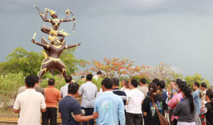 «ព្រះវិស្ណុផ្លែងសរគង់លើគ្រុឌ» ត្រឡប់មកកាន់ទីតាំងដើមវិញនៅរង្វង់មូលមុខវិទ្យាល័យសម្តេចឪក្នុងខេត្តសៀមរាប បន្ទាប់ពីតម្កល់នៅខេត្តឧត្តរមានជ័យអស់រយៈពេលប្រមាណ១៦ឆ្នាំ