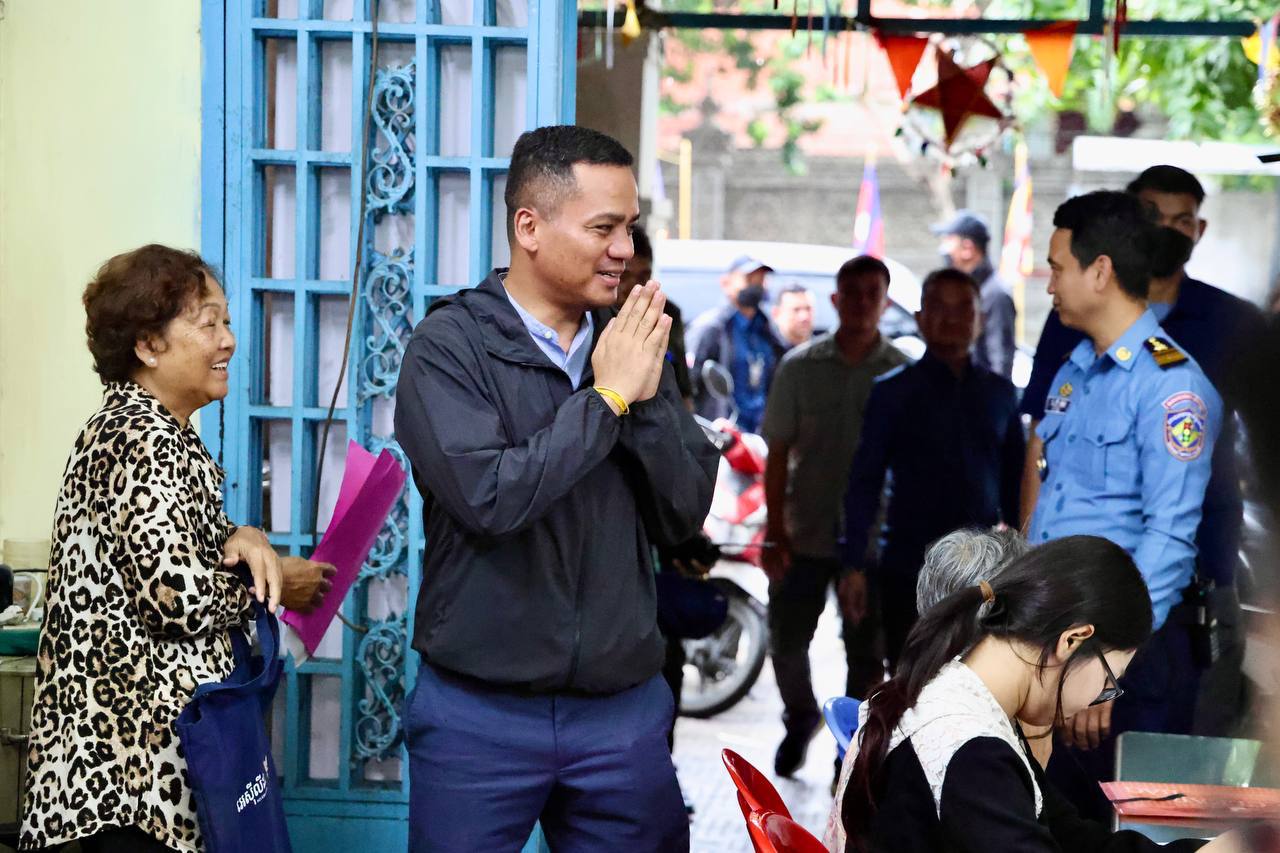 កាលពីរសៀលម្សិលមិញ បន្ទាប់ពីបានចុះពិនិត្យវឌ្ឍនភាពនៃការសាងសង់អគារថ្មីនៃអគ្គស្នងការដ្ឋាននគរបាលជាតិ ខ្ញុំបានធ្វើដំណើរបត់ឆ្ពោះទៅកាន់សង្កាត់ចាក់អង្រែលើ ដើម្បីជួបសួរសុខទុក្ខ និងពិនិត្យជីវភាពការងារជាក់ស្ដែងរបស់មន្រ្តីប៉ុស្តិ៍នគរបាលរដ្ឋបាលសង្កាត់ចាក់អង្រែលើ។ ជាផ្ទះល្វែងផ្ទាល់ដី ជាប់ផ្លូវជាតិលេខ២ ប៉ុស្តិ៍នគរបាលរដ្ឋបាលសង្កាត់ចាក់អង្រែលើ ចង្អៀត និងចាស់បន្តិចមែន ប៉ុន្តែខ្ញុំឃើញមន្រ្តីបំពេញតួនាទីបម្រើពលរដ្ឋយ៉ាងសកម្ម ដោយខ្លះកំពុងទទួលពាក្យបណ្ដឹងករណីបាត់អត្តសញ្ញាណបណ្ណ និងខ្លះបំពេញបែបបទសៀវភៅស្នាក់នៅជូនពលរដ្ឋ។ ផ្អែកលើការពិនិត្យជាក់ស្ដែង និងការសន្ទនាជាមួយលោកនាយប៉ុស្តិ៍ ខ្ញុំទទួលព័ត៌មានមួយចំនួនពីទីនោះ ជាអាទិ៍ តម្រូវការអាទិភាពសម្រាប់មន្រ្តីចេញល្បាត និងបង្ក្រាបបទល្មើស ការបែងចែកពេលវេលារវាងការងារស្នូលនៅប៉ុស្តិ៍ និងការងារពាក់ព័ន្ធនៅខាងក្រៅអង្គភាពជាដើម។ បន្ថែមពីនេះ ក៏ទទួលបានមេរៀន និងបទពិសោធល្អៗ សំណើ សំណូមពរ បញ្ហាប្រឈមរបស់មន្រ្តីប៉ុស្តិ៍ ដែលនឹងក្លាយជាមូលដ្ឋានសម្រាប់ការវិភាគ ពិចារណាក្នុងដំណើរការកែទម្រង់ប៉ុស្តិ៍នគរបាលឃុំ-សង្កាត់ជាបន្តបន្ទាប់។